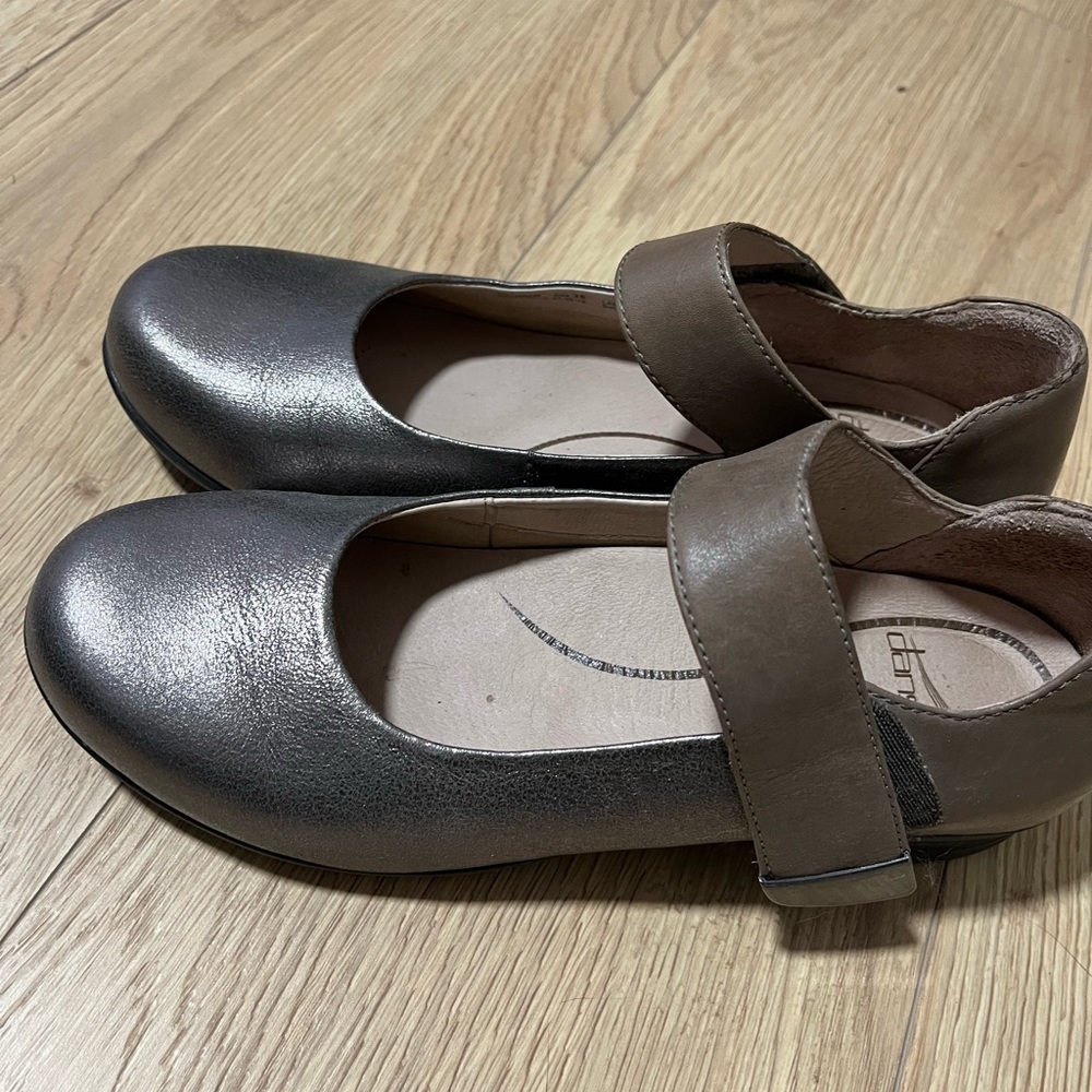 Dansko Mary Jane Flys. Size 38